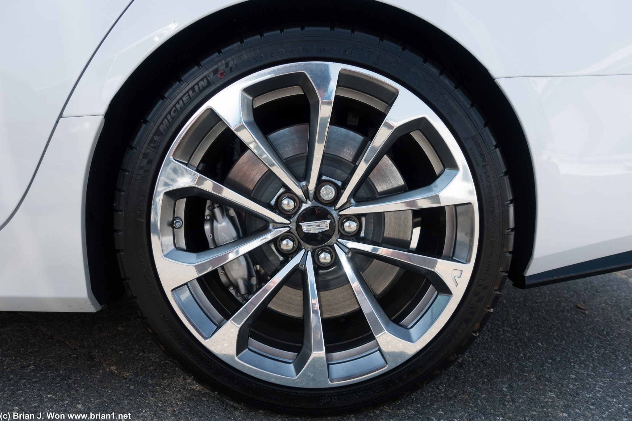 295/30/19 Michelin Pilot Super Sport, 4-piston Brembo.
