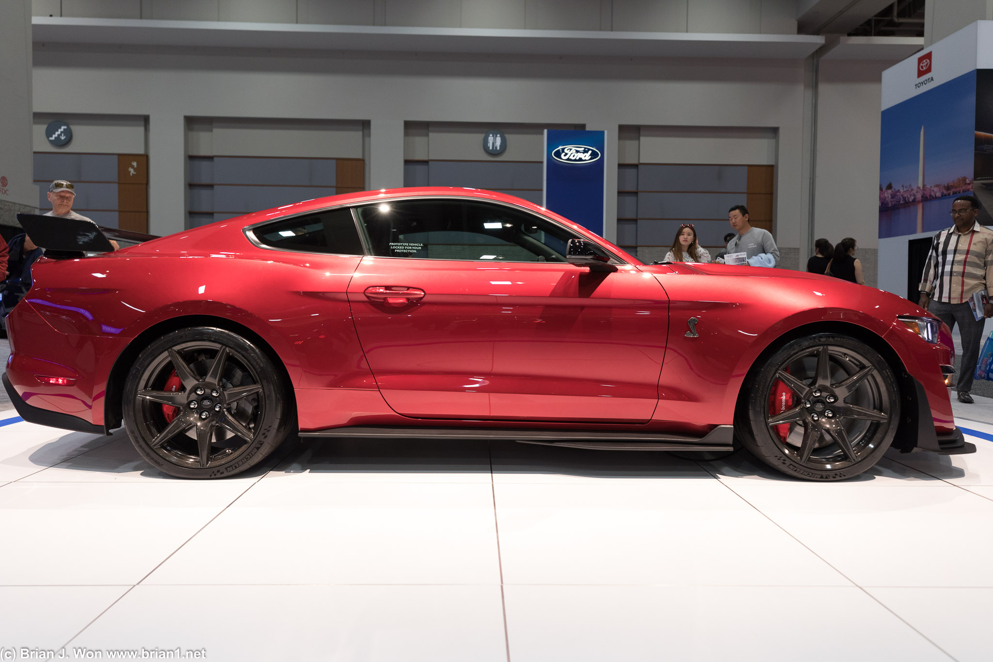 Ford Mustang GT350R. Carbon fiber wheels!