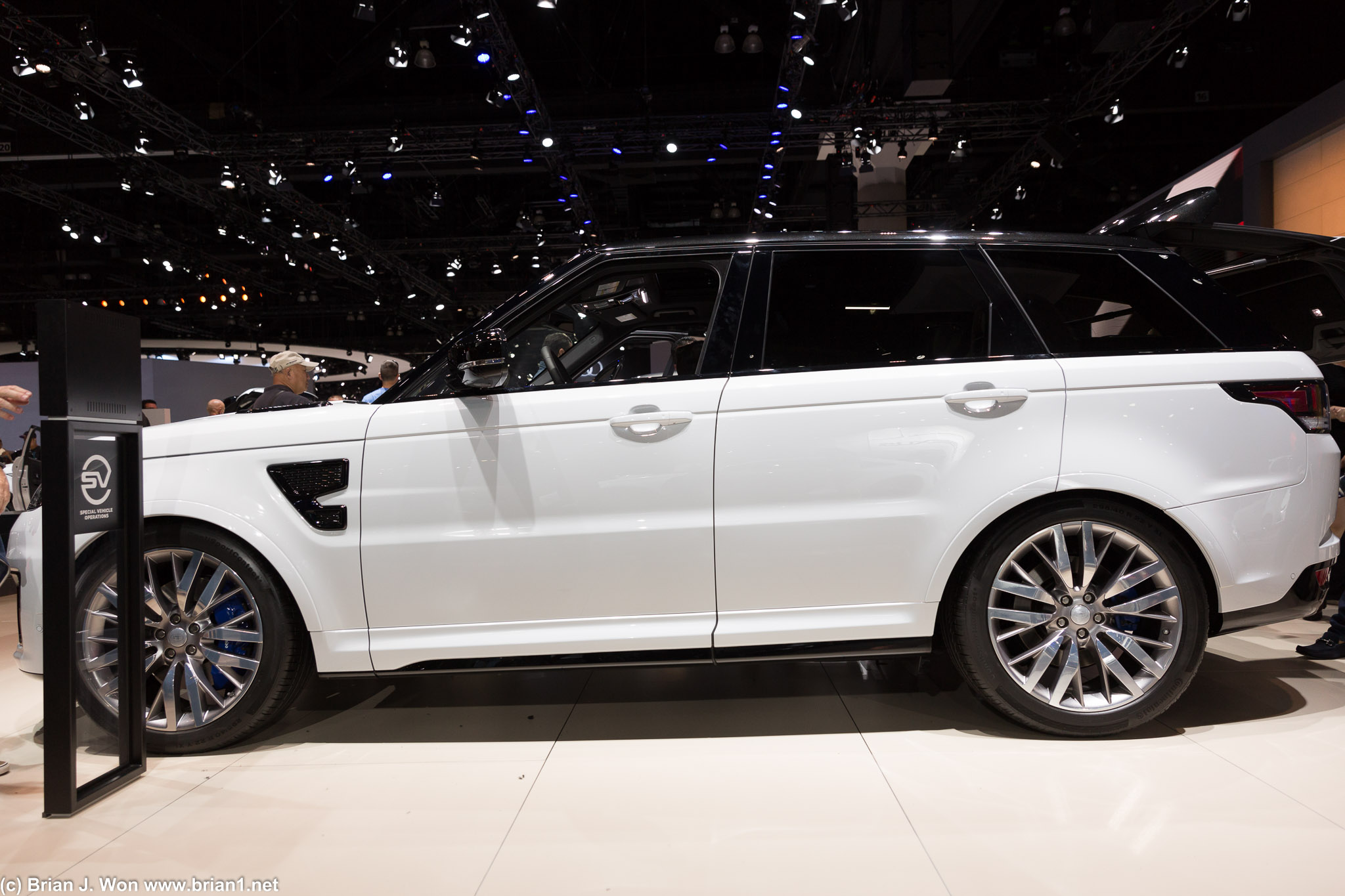 Land Rover Range Rover SVR.