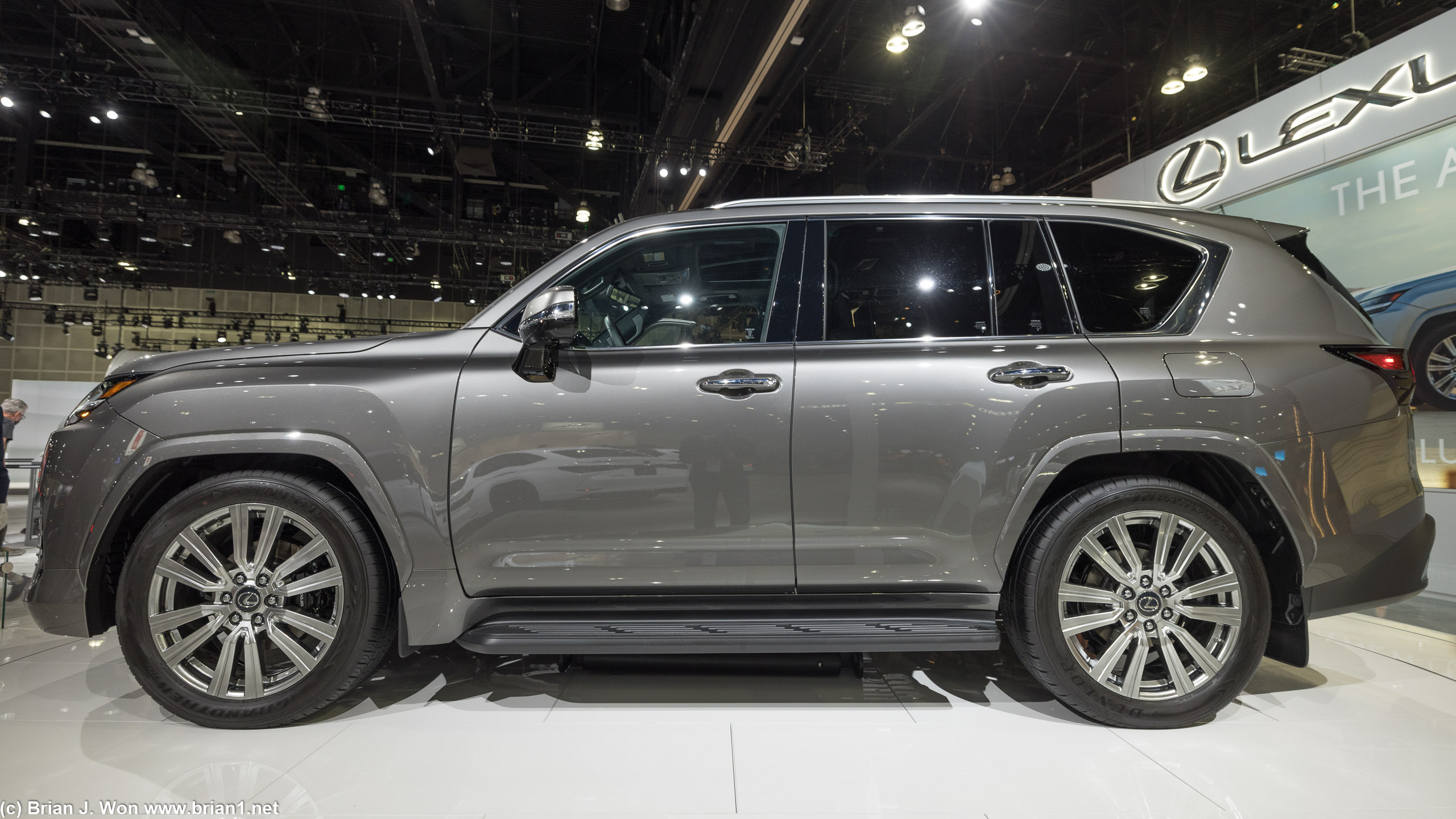 Lexus LX500.