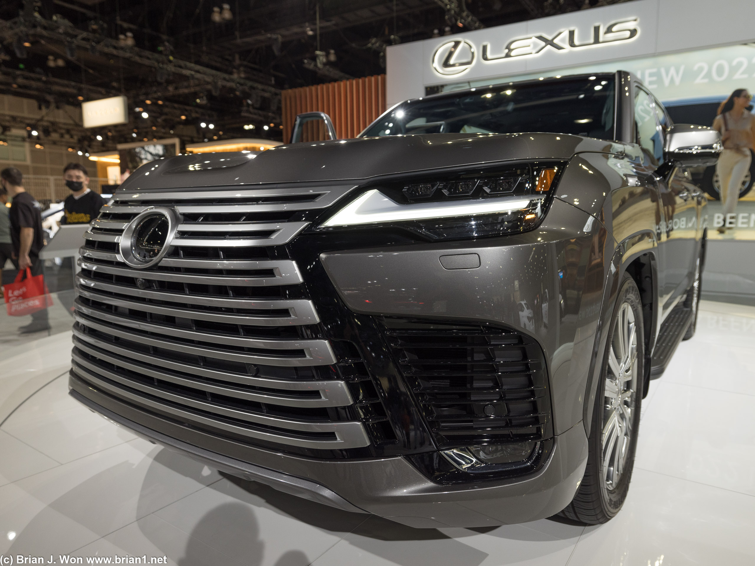 Lexus LX500.