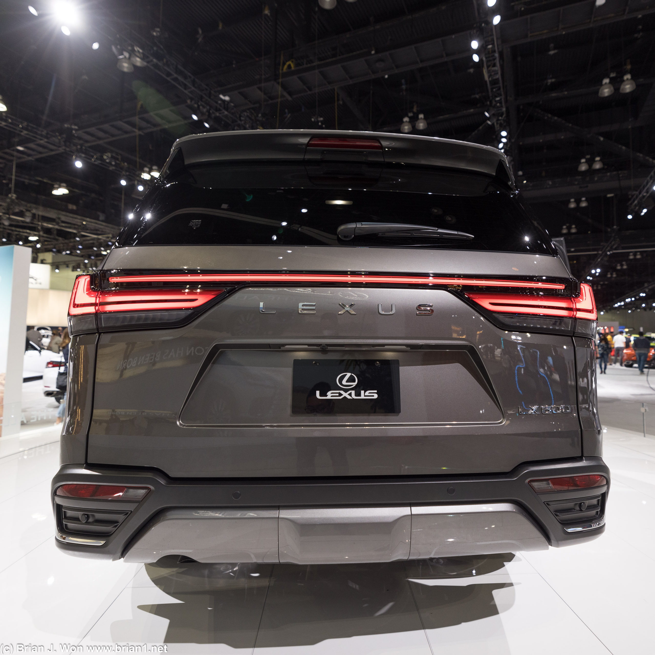 Lexus LX500.