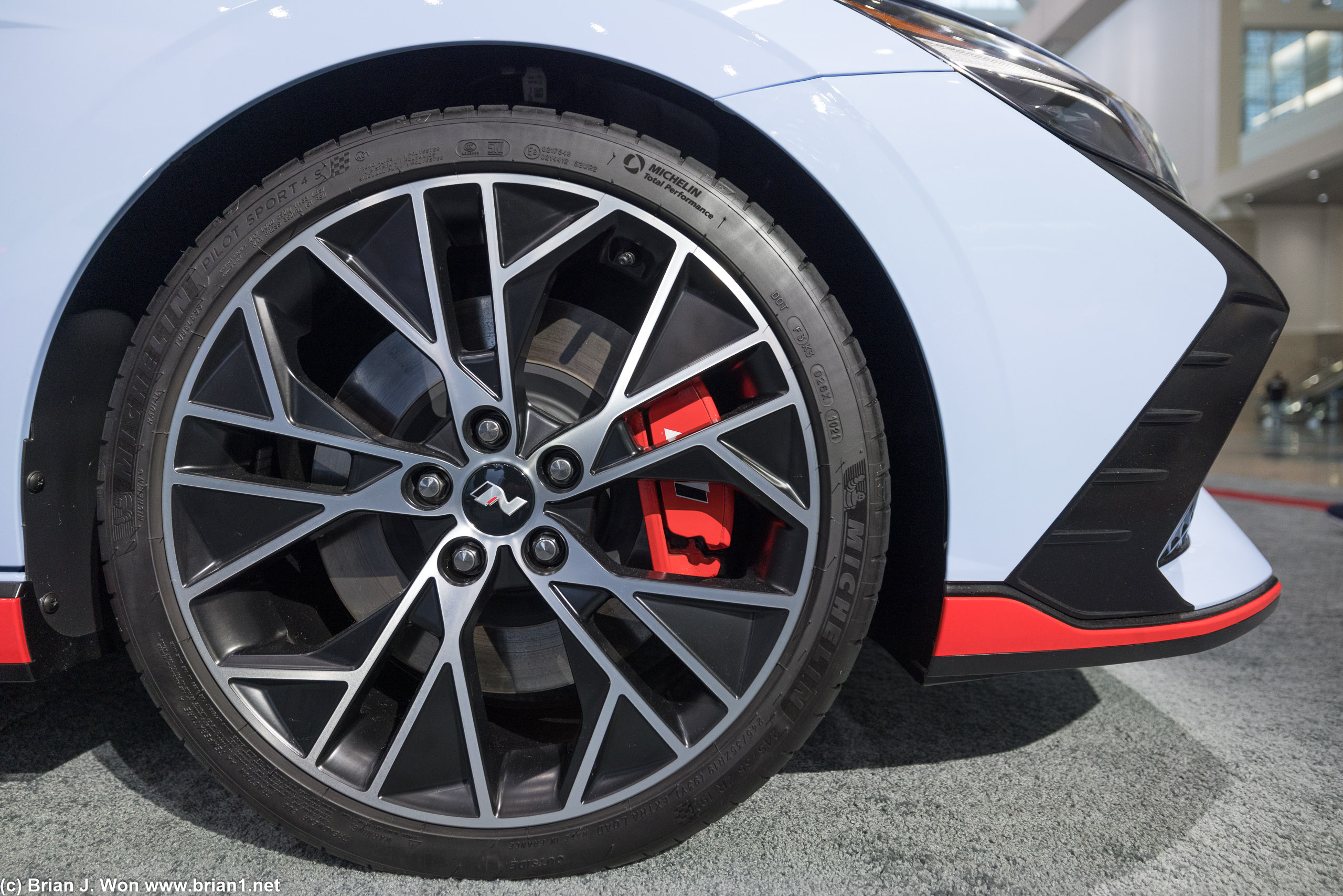 The same 14.2" rotors (360mm) but slightly wider 245/35/19 tires than the Kona N.