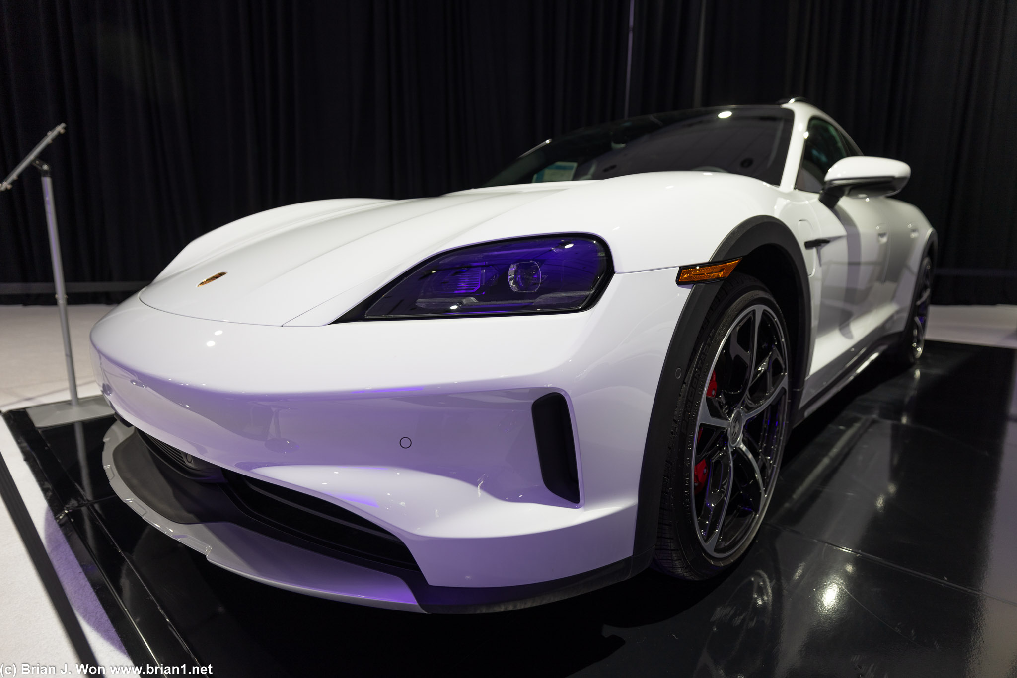 2025 Porsche Taycan 4 Cross Turismo.