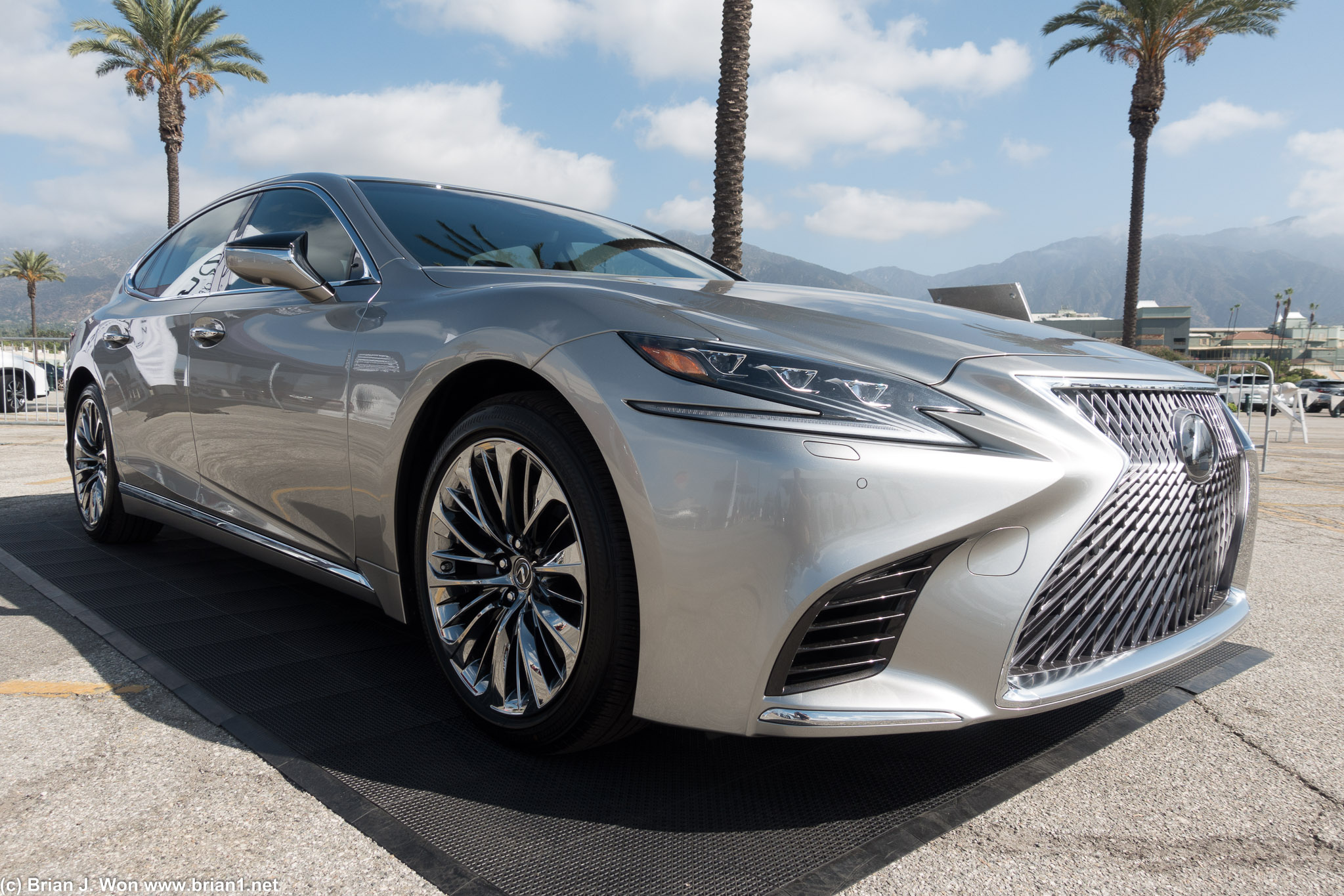 Lexus LS500.